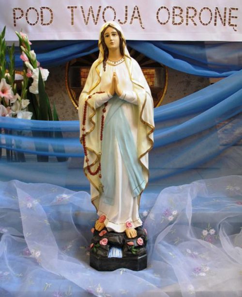 Figurka Matki Bożej z Lourdes na nabożeństwach różańcowych