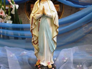 Figurka Matki Bożej z Lourdes na nabożeństwach różańcowych 3