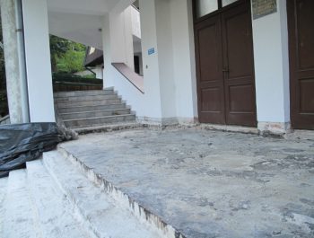 Wznowiono prace remontowe schodów do kościoła 10